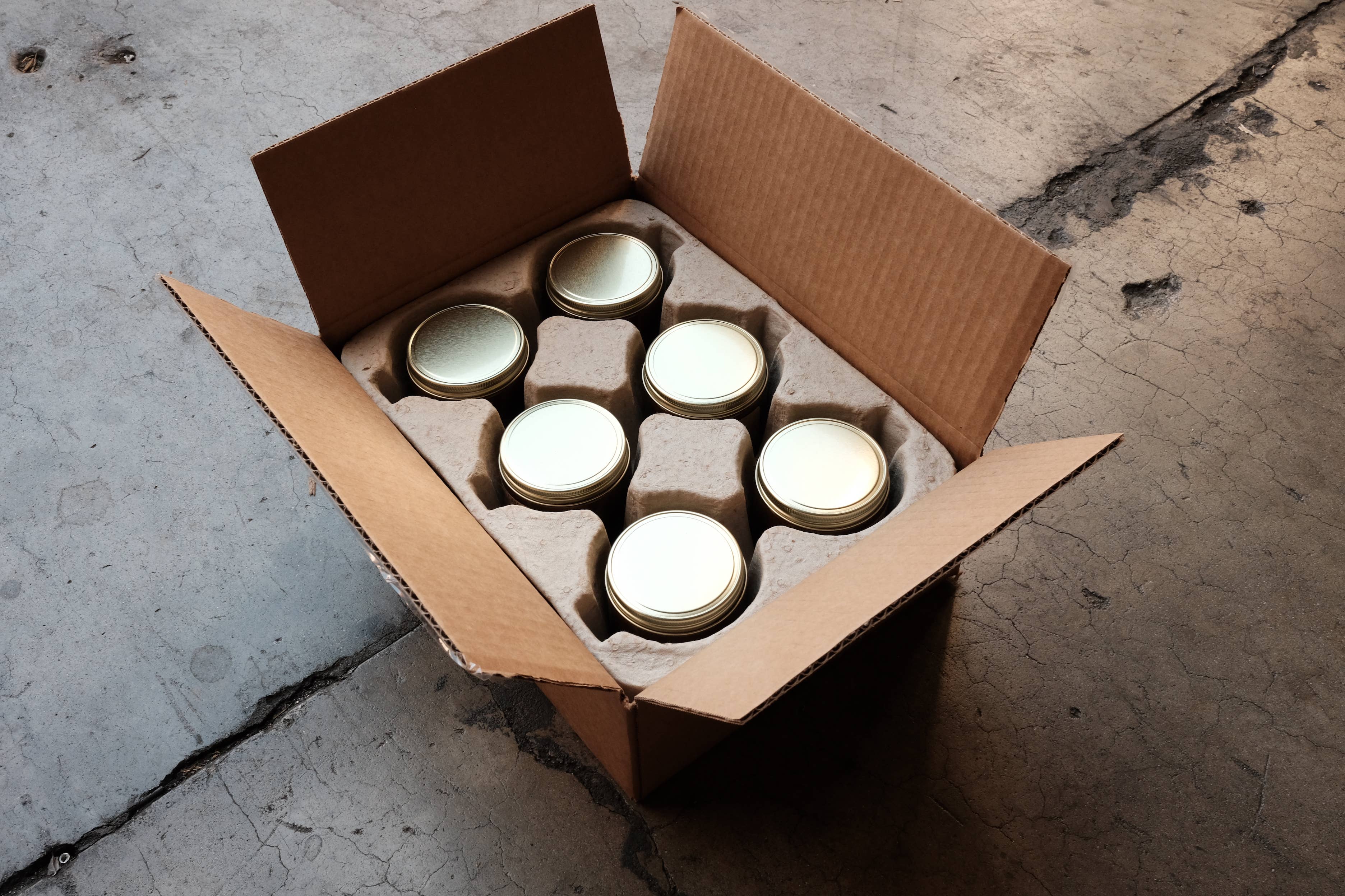 Mill Scale Amber & Moss Soy Candle - Thumbnail 4